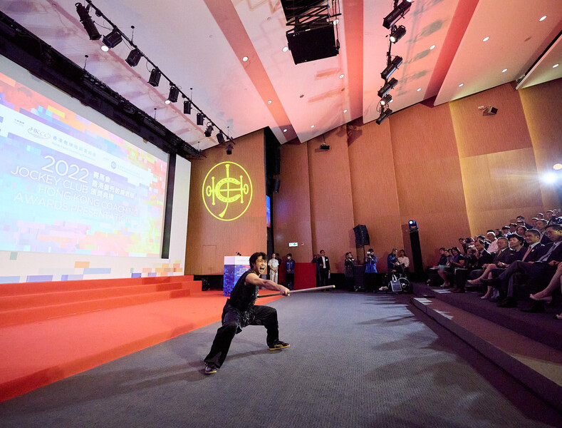 <p>武术运动员刘子龙及欧阳佩妤於颁奖典礼上分别示范南棍及剑术。</p>
